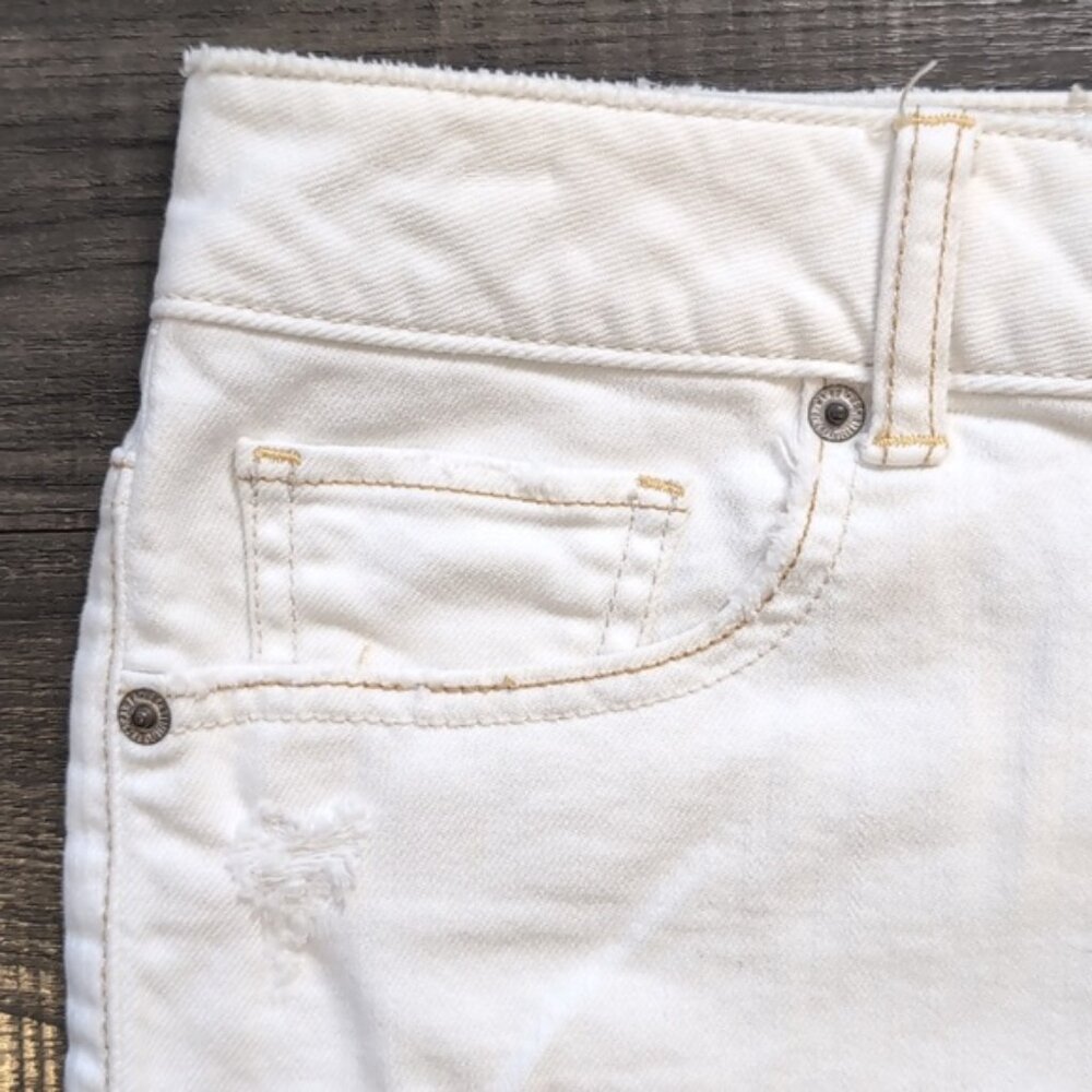 💠 American Eagle White Distressed Denim Mini Skirt Womens Size 6 Stretch - Picture 2 of 12